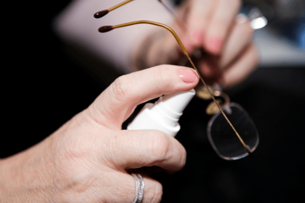 Removing glue from glasses with alcohol